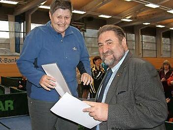 Elisabeth Brückner (TS Kronach) wird von Präsident Claus Wagner vom Bayerischen Tischtennis-Verband geehrt.