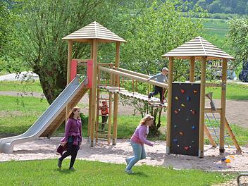 Auf dem neuen Spielplatz in Boderndorf herrscht inzwischen schon reger Betrieb. Fotos: Rainer Lutz