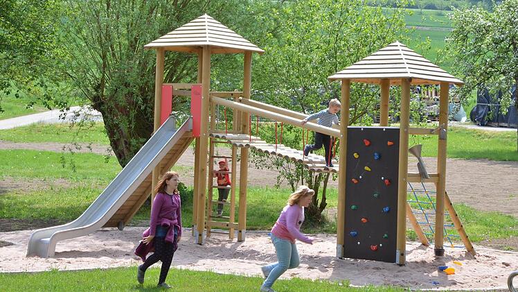 Auf dem neuen Spielplatz in Boderndorf herrscht inzwischen schon reger Betrieb. Fotos: Rainer Lutz