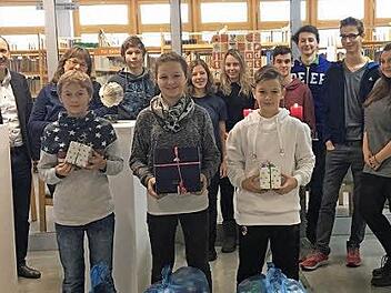 Das P-Seminar ist gl&uuml;cklich, dass die Mitsch&uuml;ler so flei&szlig;ig waren und die Deckel gesammelt haben.  Foto: Sebastian Kreuz