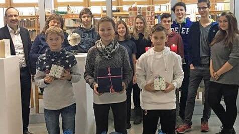 Das P-Seminar ist glücklich, dass die Mitschüler so fleißig waren und die Deckel gesammelt haben.  Foto: Sebastian Kreuz