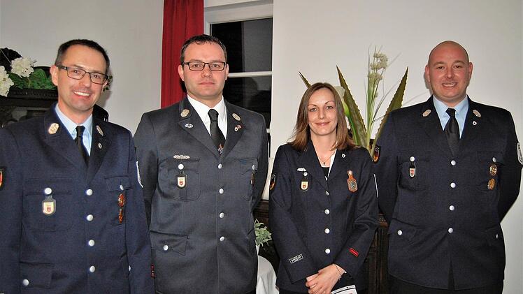 Über ihre Beförderungen freuen sich (von links) Hauptlöschmeister Guido Denner, Hauptfeuerwehrmann Thomas Froning und Oberfeuerwehrfrau Tina Froning gemeinsam mit dem Kommandanten der Münnerstädter Feuerwehr Robert Müller.  Foto: Sigismund von Dobschütz