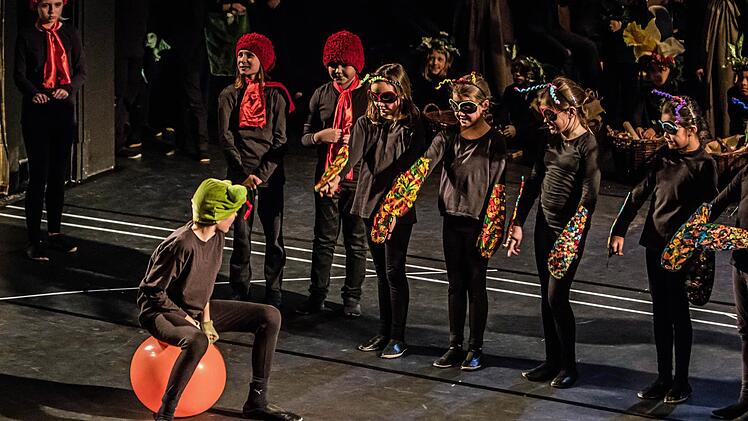 "Compose Janácek": Schüler aus Neustadt und Coburg präsentierten ihre Version der Oper "Das schlaue Füchslein" im Landestheater. Foto: Jochen Berger
