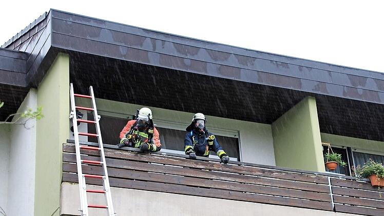 Die Feuerwehr kontrollierte nach den Löscharbeiten das Appartement. Foto: Tobias Kindermann