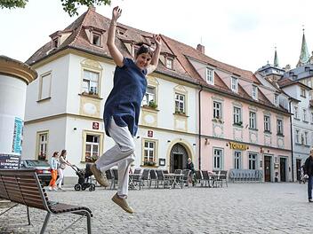 Ein Freudensprung: Ulrike Heucken genießt das freie Wochenende.  Foto: Barbara Herbst