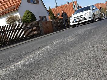 Der Belag im unteren Teil der Friedhofstraße gleicht einem Flickenteppich.Archiv/Arkadius Guzy