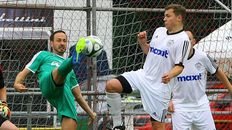 Beim 6:1 im Testspiel gegen den SSV Kasendorf (rechts: Patrick Gunzelmann) hatten die Neudrossenfelder um Yannick Podgur (links) in jeder Lage alles im Griff. Nun wollen sie im Totopokal gegen den Landesliga-Rivalen SV Euerbach/Kützberg in die nächste Runde einziehen.  Foto: Monika Limmer