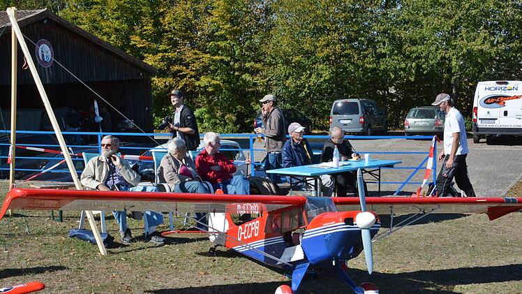 Die verschiedensten Flugzeugtypen sah man beim Modellflugtreffen in Bad Königshofen. Foto: Hanns Friedrich