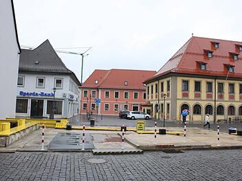 Der Baugrund nach dem Abriss des Gebäudes Marktplatz 2 (vorne), rechts das Rathaus. Eine Satzung legt Details fest, was in der Innenstadt von Lichtenfels baulich verändert werden darf und was nicht. Foto: Popp