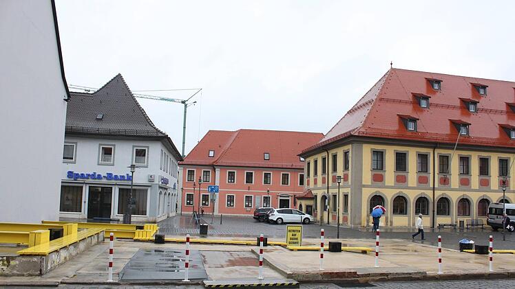 Der Baugrund nach dem Abriss des Gebäudes Marktplatz 2 (vorne), rechts das Rathaus. Eine Satzung legt Details fest, was in der Innenstadt von Lichtenfels baulich verändert werden darf und was nicht. Foto: Popp