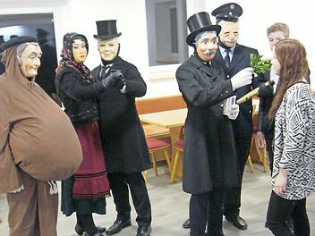 Brauchtum, Einstimmung auf das neue Jahr und Klamauk zugleich: das Pfeffern mit Fichtenzweigen im Weismainer Ortsteil Neudorf Foto: Roland Dietz