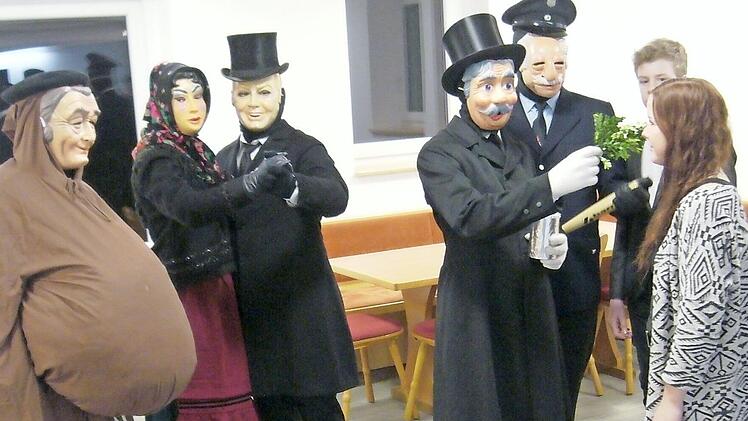 Brauchtum, Einstimmung auf das neue Jahr und Klamauk zugleich: das Pfeffern mit Fichtenzweigen im Weismainer Ortsteil Neudorf Foto: Roland Dietz