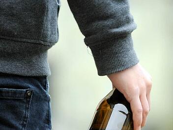 In Bamberg trank ein Mann eine Flasche Wein und probierte einen Likör - dann rückte die Polizei an.