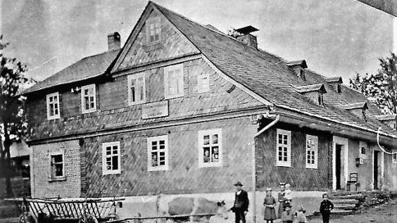 Johann Neubauer (oben groß, in der Mitte bei der Silberhochzeit mit seiner Frau Katharina) war Bürgermeister in Steinbach am Wald. Unten der einstige Gasthof "Fränkischer Wald" Repros: Gerd Fleischmann