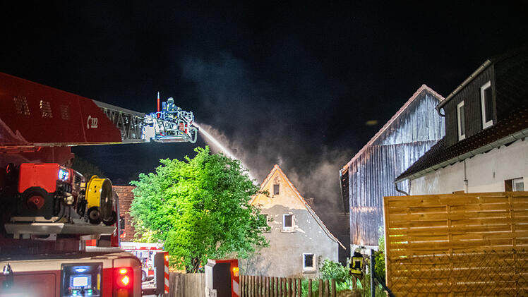 Einfamilienhaus in Vollbrand: 200 Kräfte kämpfen gegen Flammen