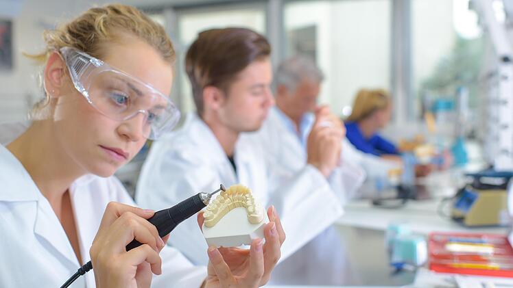 In einem zahntechnischen Labor werden unter anderem Kronen, Brücken und Implantatzahnersatz angefertigt. Symbolbild: auremar/Adobe Stock