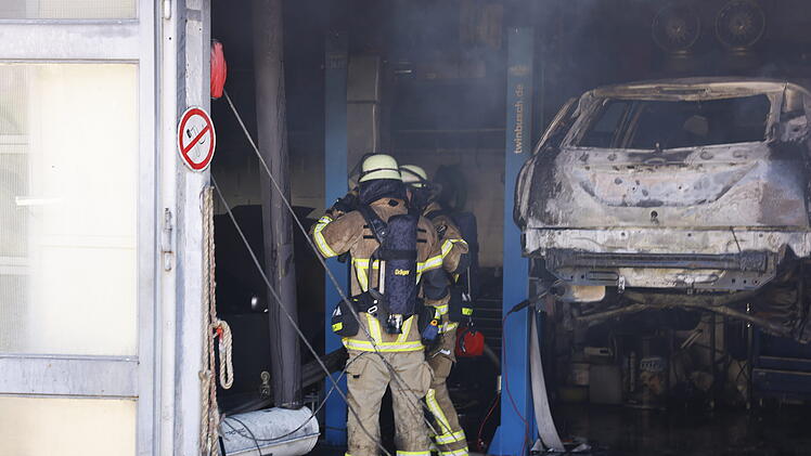Feuer in F&uuml;rther Autowerkstatt