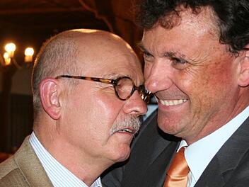 Ein emotionaler Abschied:  Der scheidende GWS-Chef Heinz Schwab (l.) und sein Amtsnachfolger Alexander Dworschak liegen sich in den Armen. Foto: Oswald