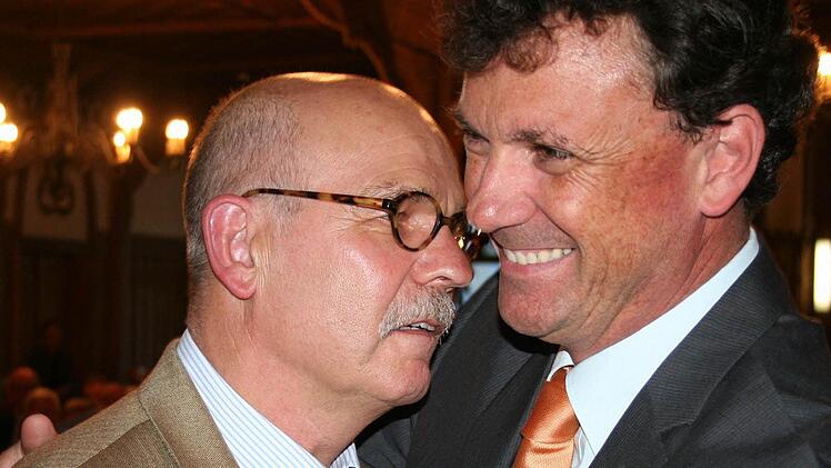 Ein emotionaler Abschied:  Der scheidende GWS-Chef Heinz Schwab (l.) und sein Amtsnachfolger Alexander Dworschak liegen sich in den Armen. Foto: Oswald