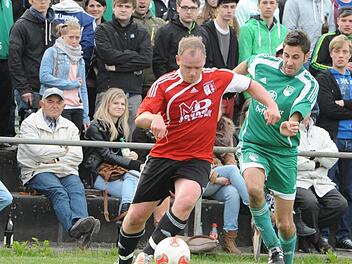 Vor 1500 Zuschauern: Dominic Schmitt (links) vom SC Diebach zieht mit dem Ball am Waldberger Nicolas Krapf vorbei. Foto: Hopf