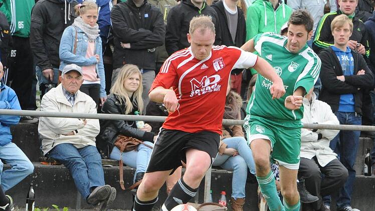 Vor 1500 Zuschauern: Dominic Schmitt (links) vom SC Diebach zieht mit dem Ball am Waldberger Nicolas Krapf vorbei. Foto: Hopf