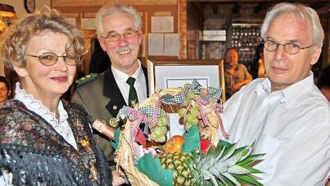 Schatzmeisterin Ellen Kormann und Schützenmeister Alfred Meisner gratulieren dem langjährigen Mitglied Arno Wachenbrönner (rechts).