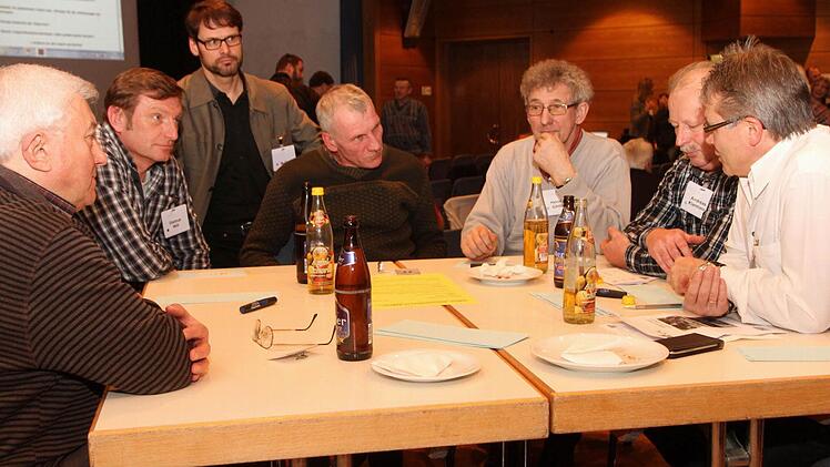 Forstdirektor Hans Stark vom Universitätsforstamt Sailershausen (Vierter von links) und Dietmar Will, Bund Naturschutz (Zweiter von links) im Meinungsaustausch.
