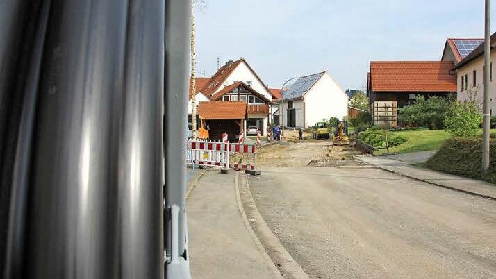 Die Kabelrollen stehen schon bereit: In ;Losbergsgereuth wird eifrig gebuddelt. Foto: Ralf Kestel
