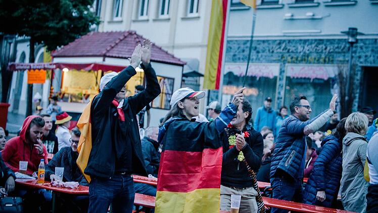 Beim Tor zum 1:0 schwenken die Lichtenfelser hoffnungsfroh ihre Fahnen. Der EM-Auftakt scheint gelungen. Foto: Manuel Stark