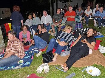 Die Besucher machten es sich auf Decken und Kissen bequem. Fotos: Klaus-Peter Wulf