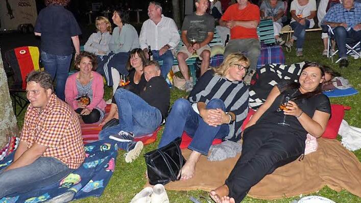 Die Besucher machten es sich auf Decken und Kissen bequem. Fotos: Klaus-Peter Wulf