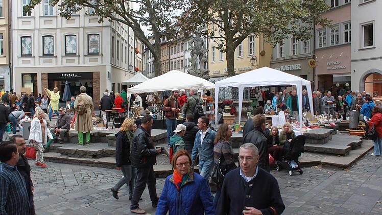 Beim Bamberger Antikmarkt kamen Liebhaber schöner alter Dinge voll auf ihre kosten. Foto: Michel Memmel