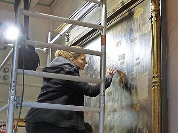Die Restauratorin Lisa Kellermann bereitet das Bekenntnisbild aus der Petrikirche für den Transport nach Berlin. Foto: Dekanat Kulmbach