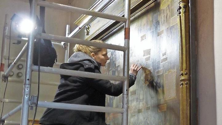 Die Restauratorin Lisa Kellermann bereitet das Bekenntnisbild aus der Petrikirche für den Transport nach Berlin. Foto: Dekanat Kulmbach