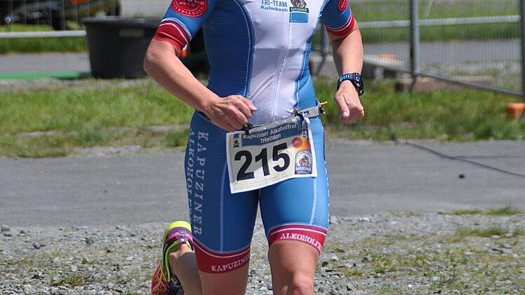Nadja Lindner vom ASV Kulmbach konnte ihren 2. Rang nach dem Radfahren nicht halten, belegte aber in 1:04:55 Stunden immerhin Platz 3 beim Volkstriathlon. Foto: Karl Heinz Weber
