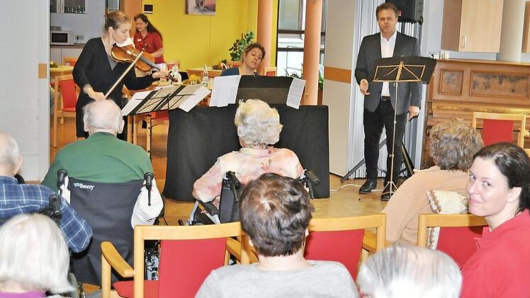 Abwechslung zum Alltag und bekannte Melodien brachten Beate Roux, Eva Hennevogl und Martin Fösel mit nach Burgkustadt. Foto: Ingrid Kohles
