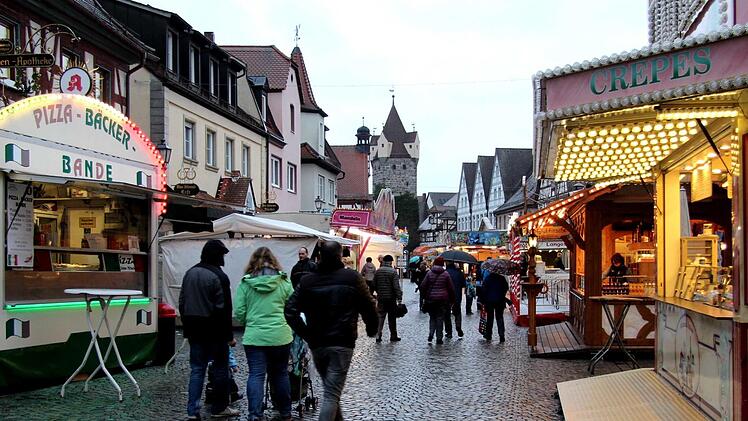 Ohne Regenschirm ging nicht viel am Wochenende.Richard Sänger