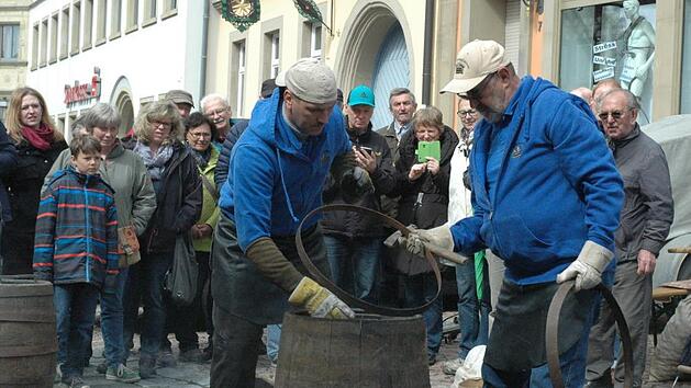 Die Braugemeinschaft Lindenau gibt von 15 bis 18 Uhr einen Einblick in die alte Handwerkskunst des Fasspichens. Unser Foto entstand beim Genussfestival im vergangenen Jahr in Ebern.  Moni Göhr/Landratsamt Haßberge