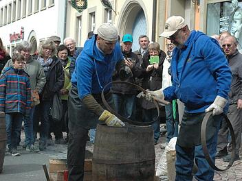 Die Braugemeinschaft Lindenau gibt von 15 bis 18 Uhr einen Einblick in die alte Handwerkskunst des Fasspichens. Unser Foto entstand beim Genussfestival im vergangenen Jahr in Ebern.  Moni Göhr/Landratsamt Haßberge