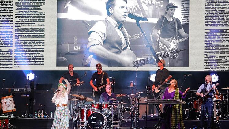 Bei ihrer Premiere in Coburg genossen die Mitglieder der Kelly Family die besondere Stimmung auf dem Schlossplatz.  Foto: Matthias Hoch
