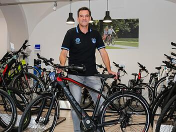Achim Leipold vom Radsport-Haus in Bamberg im E-Bike-Center inmitten von Pedelecs Foto: Matthias Hoch