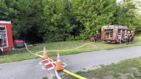 Am Samstag üben die Herzogenauracher Feuerwehren unter anderem auch die Entnahme von Löschwasser aus der Aurach.  Foto: Schaeffler