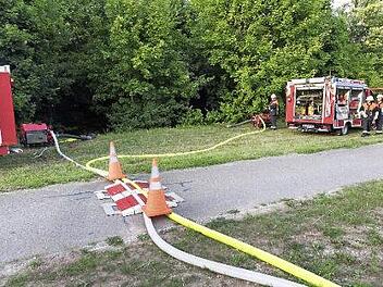 Am Samstag üben die Herzogenauracher Feuerwehren unter anderem auch die Entnahme von Löschwasser aus der Aurach.  Foto: Schaeffler