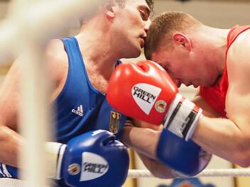 Die zweite Bad Kissinger Boxnacht lockte &uuml;ber 500 Zuschauer in den Tattersall. Dadaev Zelimban (links) im Kampf. Foto: J&uuml;rgen Schmitt
