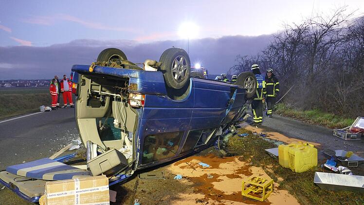 Schwerer Verkehrsunfall in Mittelfranken: Ein Kleinbus überschlug sich und blieb auf dem Dach liegen. Der Fahrer kam mit schweren Verletzungen in eine Klinik. Foto: News5 / Oßwald