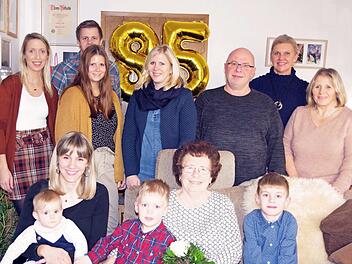 Hildegard Zipfel feierte im Kreis ihrer Familie.  Foto: Heike Schülein