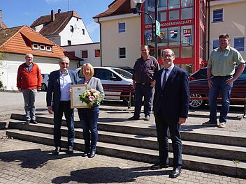 40 Jahre steht Sonja Limpert im Dienst der Verwaltungsgemeinschaft Bad Brückenau. Zum Dienstjubiläum gratulierten (von links): der stellvertretende Geschäftsleiter Karlheinz Schmitt, Ehemann Roland Limpert, Schondras  Bürgermeister Bernold Martin, VG-Vorsitzender und Oberleichtersbachs Bürgermeister, Dieter Muth, und Gerodas Bürgermeister Alexander  Schneider. Foto: Marion Eckert