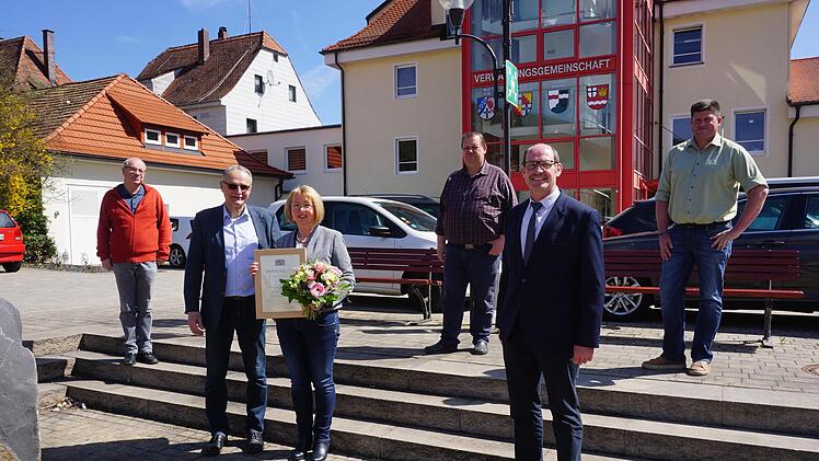 40 Jahre steht Sonja Limpert im Dienst der Verwaltungsgemeinschaft Bad Brückenau. Zum Dienstjubiläum gratulierten (von links): der stellvertretende Geschäftsleiter Karlheinz Schmitt, Ehemann Roland Limpert, Schondras  Bürgermeister Bernold Martin, VG-Vorsitzender und Oberleichtersbachs Bürgermeister, Dieter Muth, und Gerodas Bürgermeister Alexander  Schneider. Foto: Marion Eckert