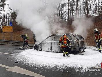 A3 bei N&uuml;rnberg: Auto geht in Flammen auf - Ausfahrt komplett gesperrt