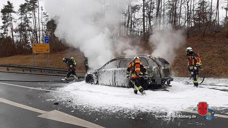 A3 bei N&uuml;rnberg: Auto geht in Flammen auf - Ausfahrt komplett gesperrt